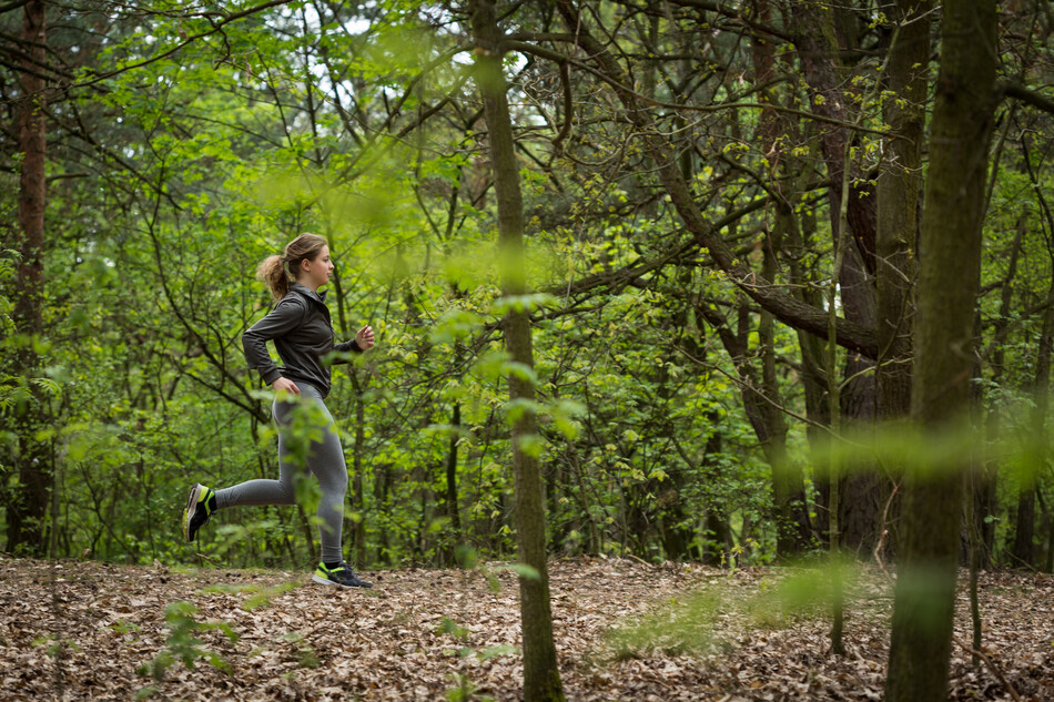 Mujer corriendo por el bosque
